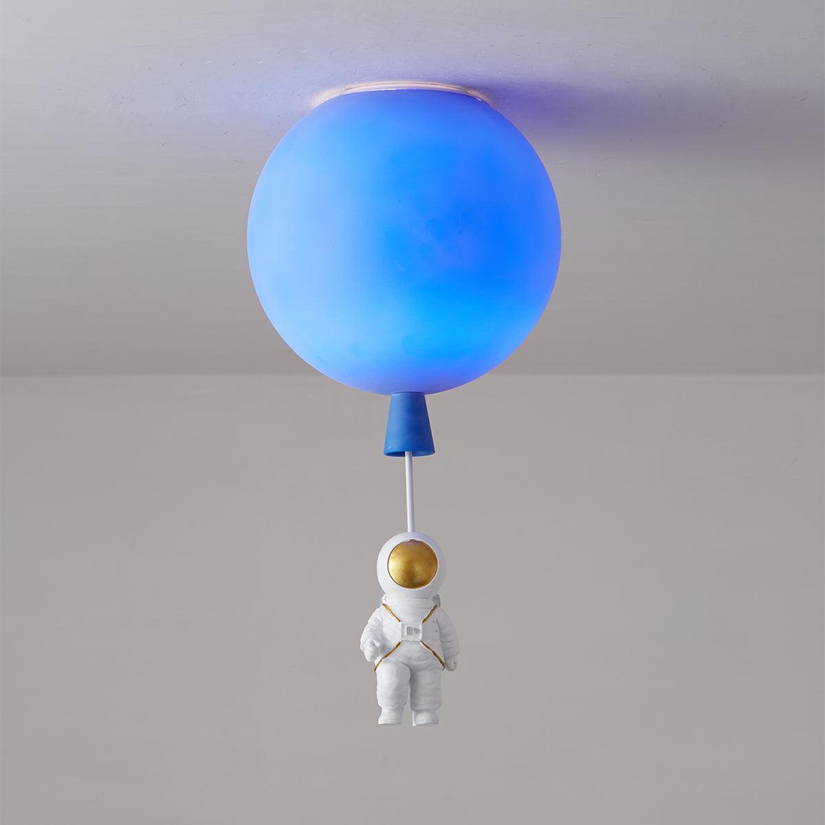 Nirerira loftslampe i akryl med ballon og astronaut, legende design til børneværelset
