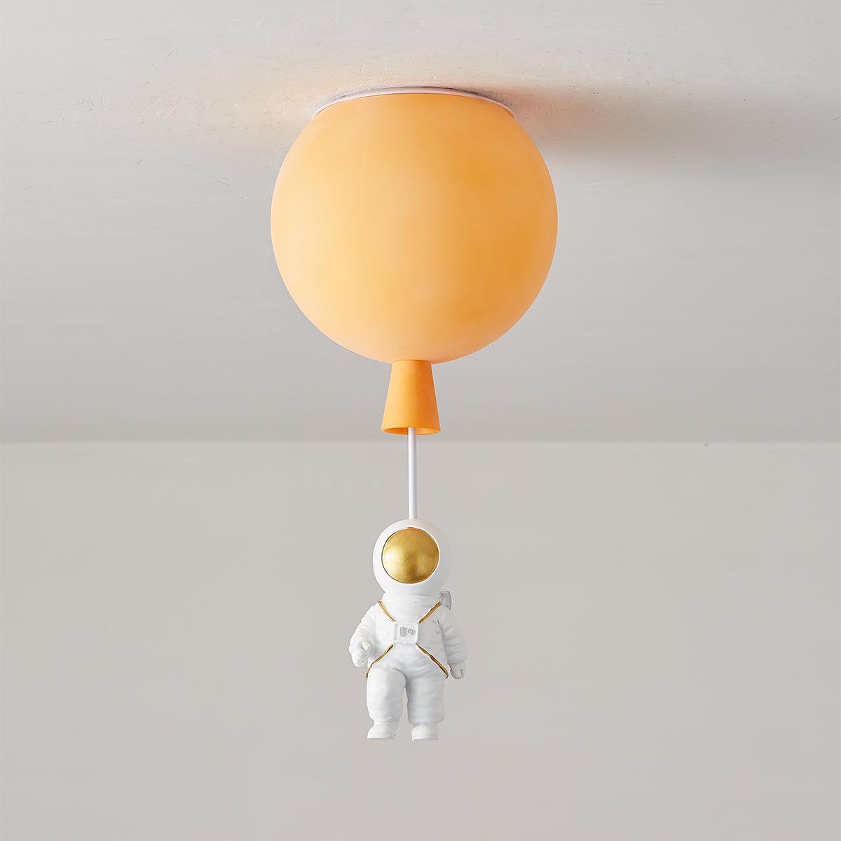Nirerira loftslampe i akryl med ballon og astronaut, legende design til børneværelset