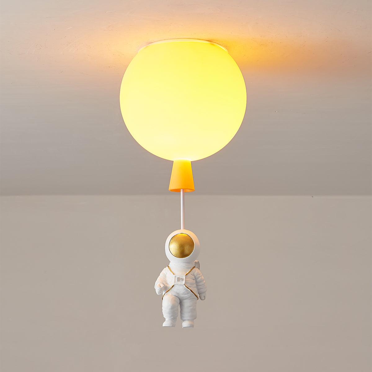 Nirerira loftslampe i akryl med ballon og astronaut, legende design til børneværelset