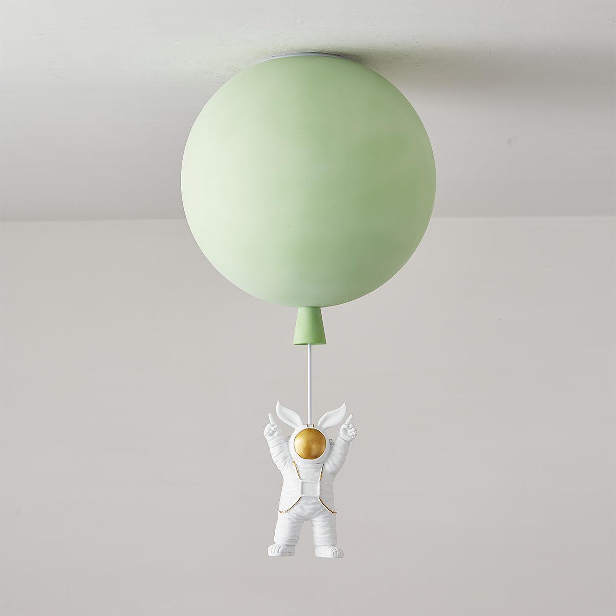 Nirerira loftslampe i akryl med ballon og astronaut, legende design til børneværelset