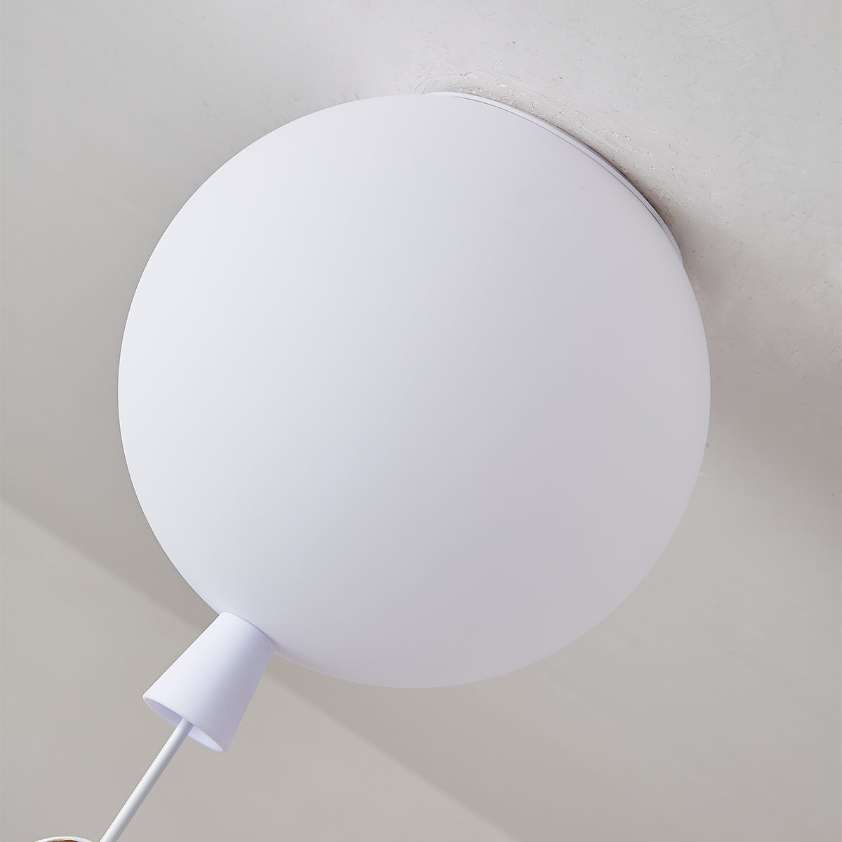 Nirerira loftslampe i akryl med ballon og astronaut, legende design til børneværelset