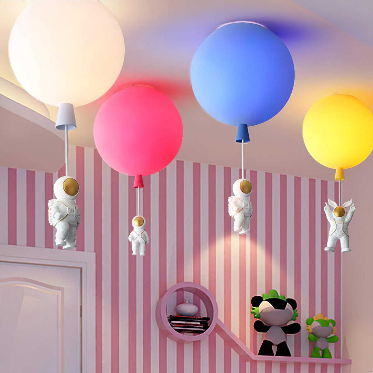 Nirerira loftslampe i akryl med ballon og astronaut, legende design til børneværelset