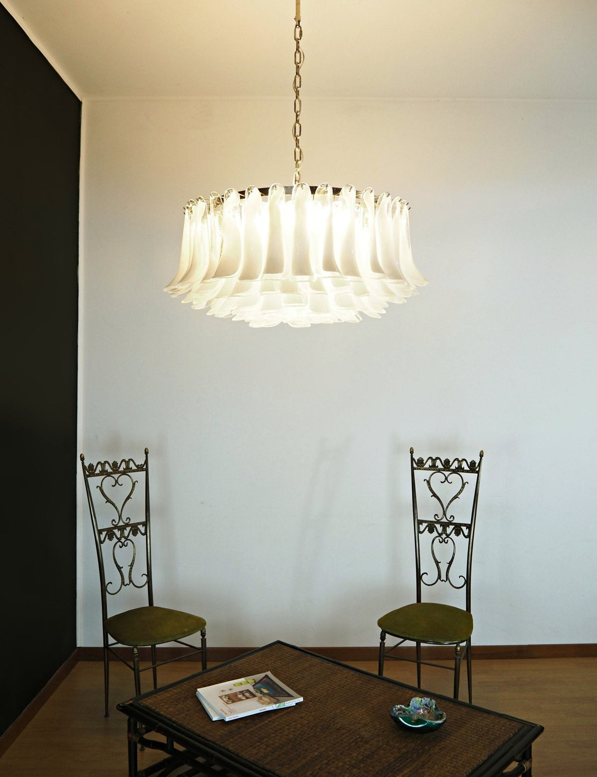 Lustre Thalion elegante com pétalas brancas em vidro Murano