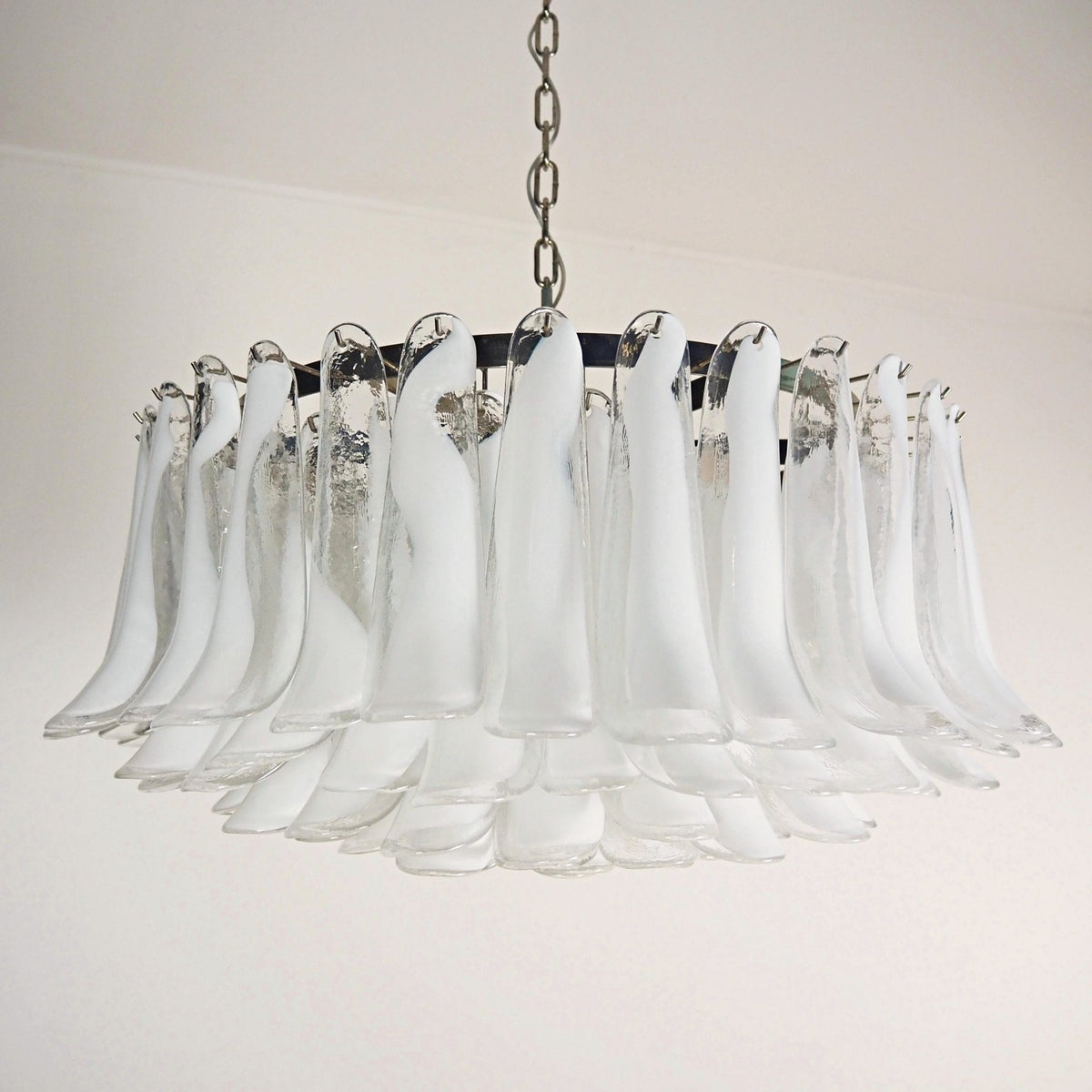 Lustre Thalion elegante com pétalas brancas em vidro Murano
