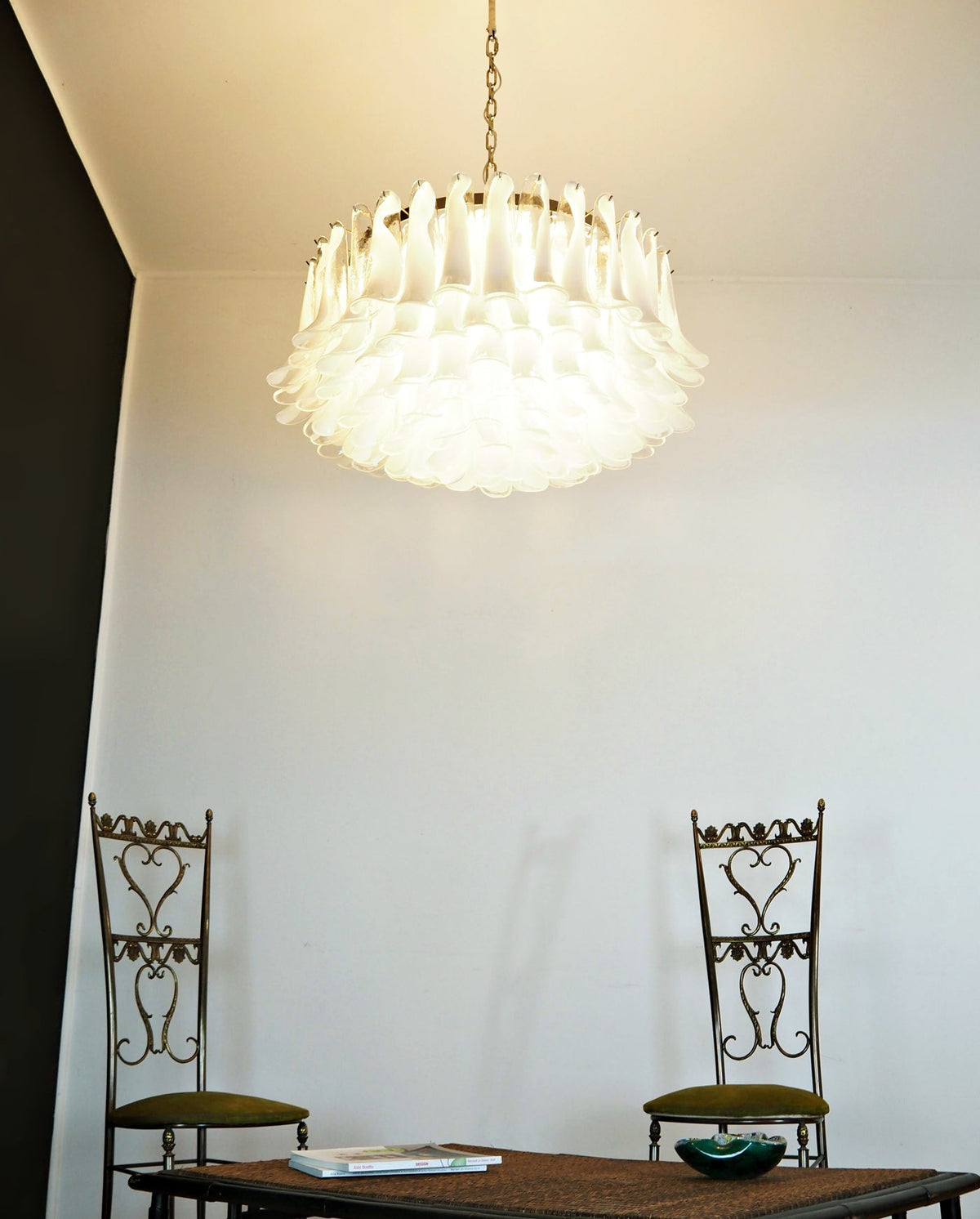 Lustre Thalion elegante com pétalas brancas em vidro Murano