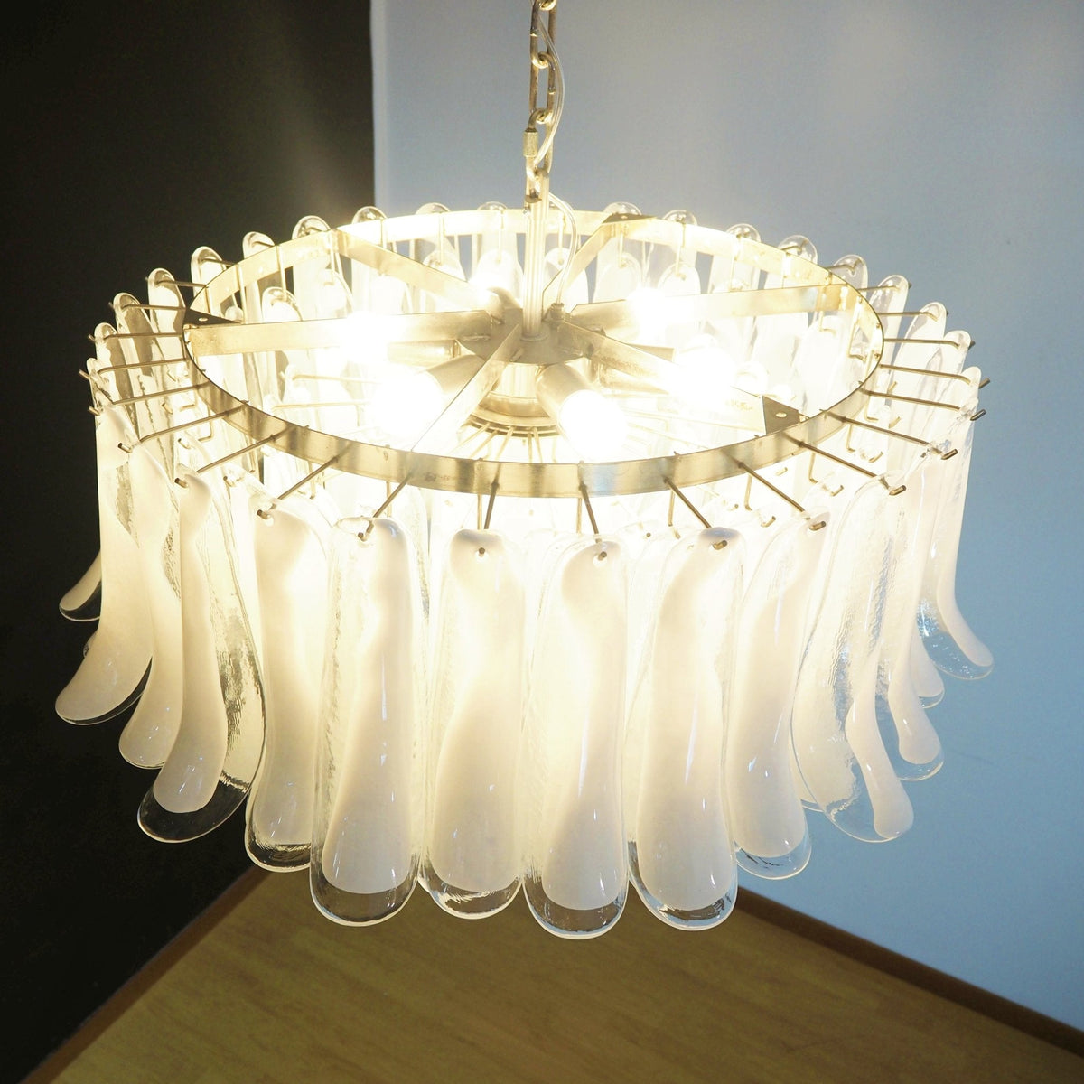 Lustre Thalion elegante com pétalas brancas em vidro Murano