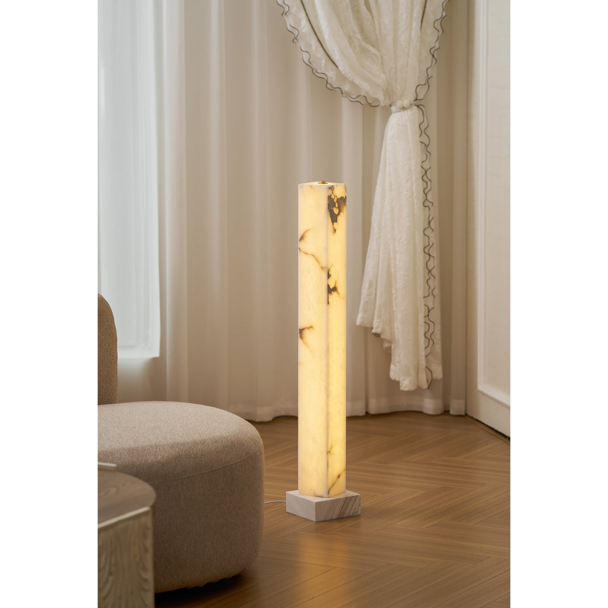 Gulvlampe i frossen alabast