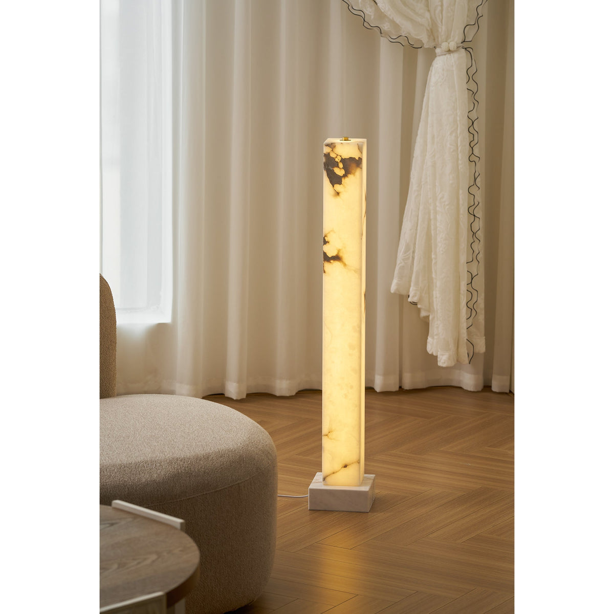 Gulvlampe i frossen alabast
