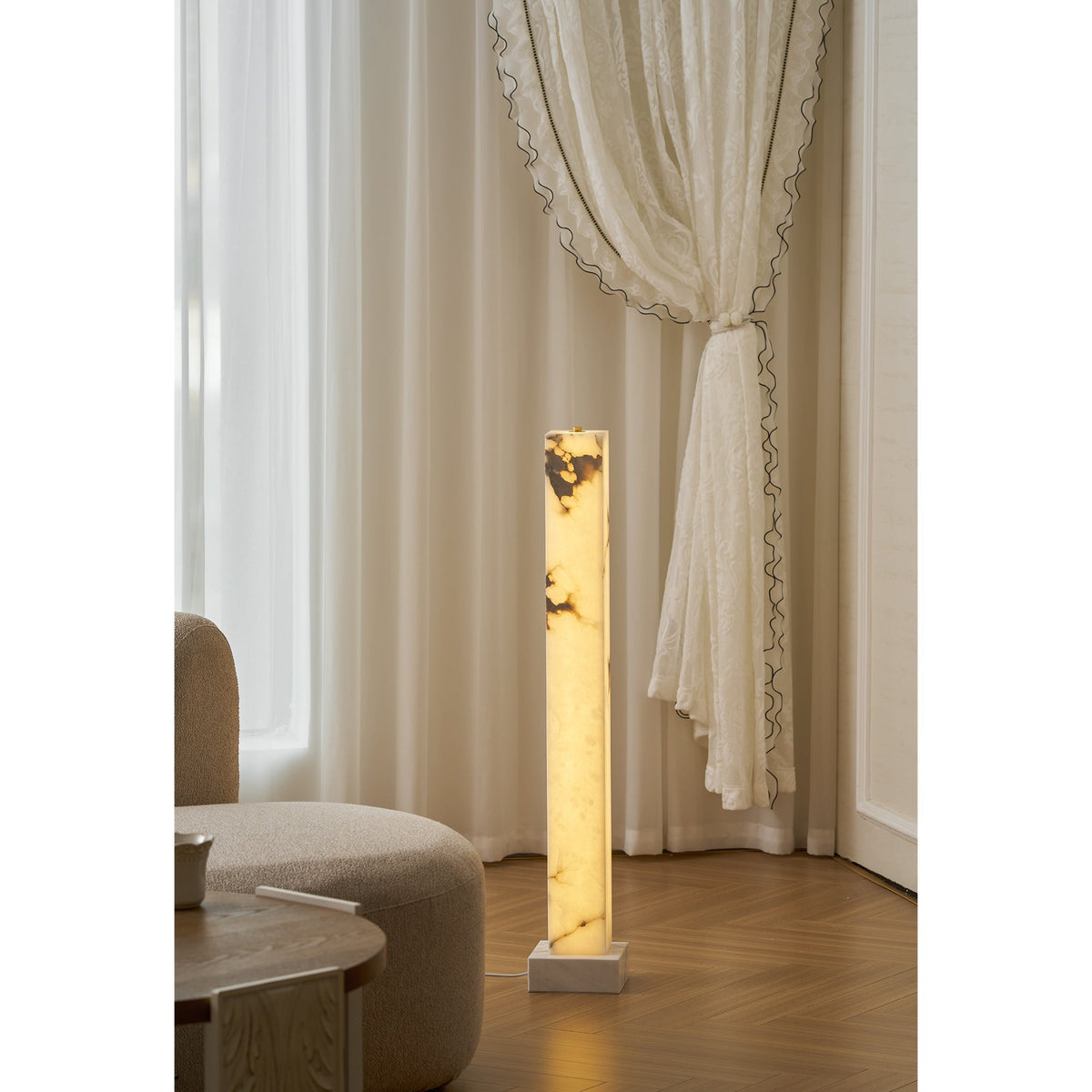 Gulvlampe i frossen alabast