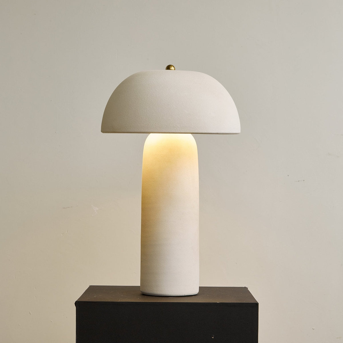 Brolen minimalistisk bordslampa i keramik