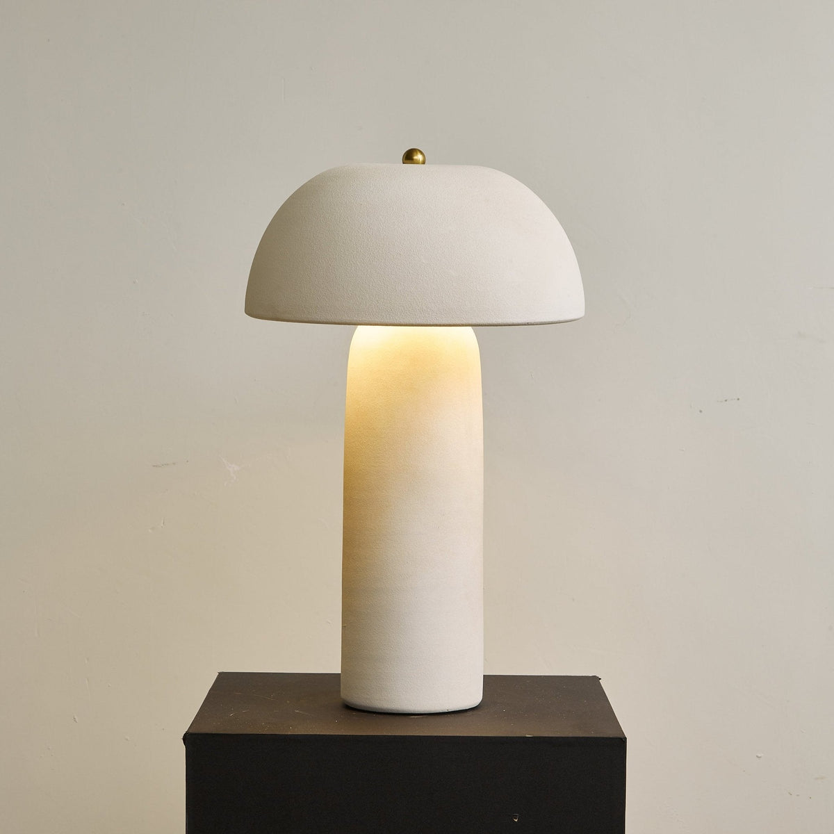 Brolen minimalistisk bordslampa i keramik