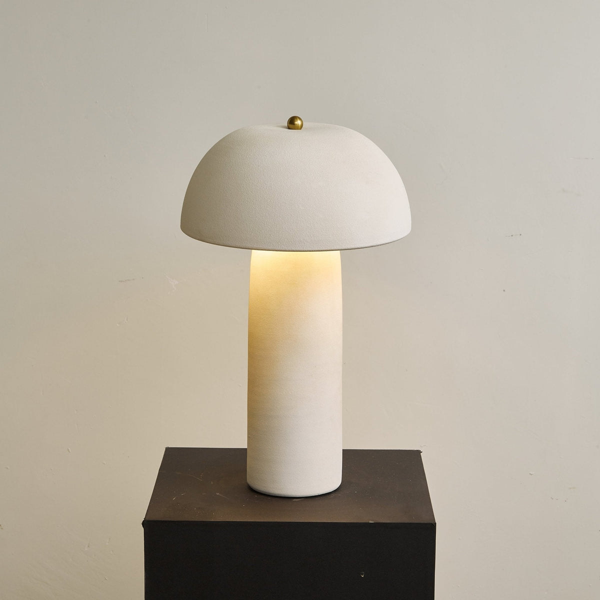 Brolen minimalistisk bordslampa i keramik