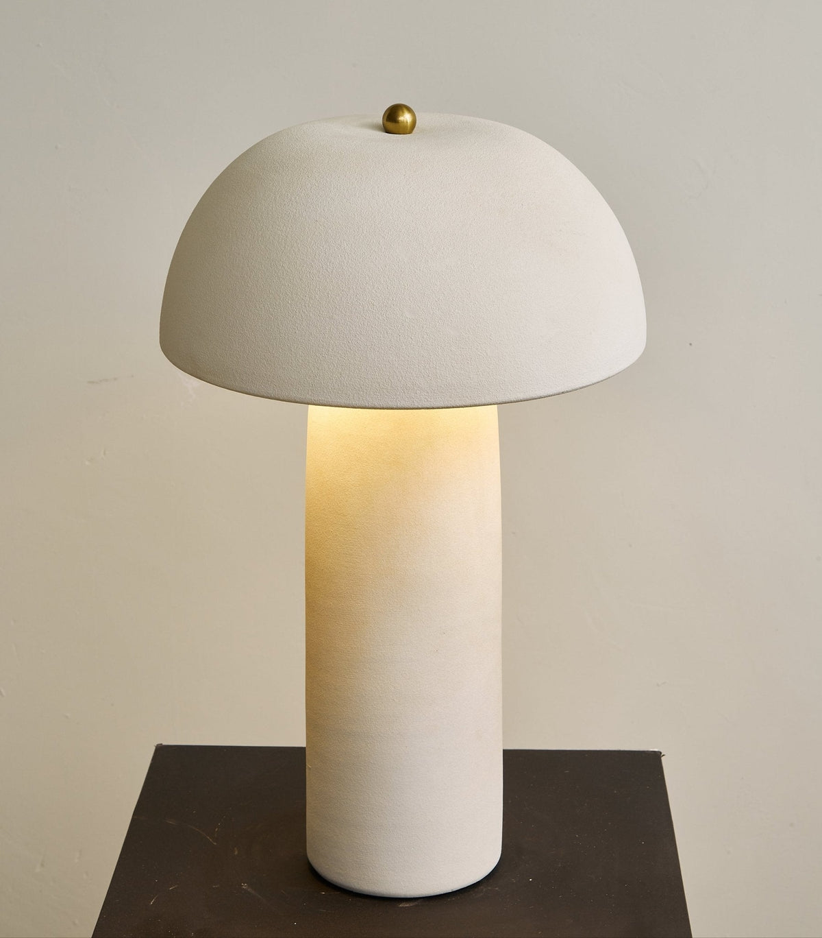 Brolen minimalistisk bordslampa i keramik