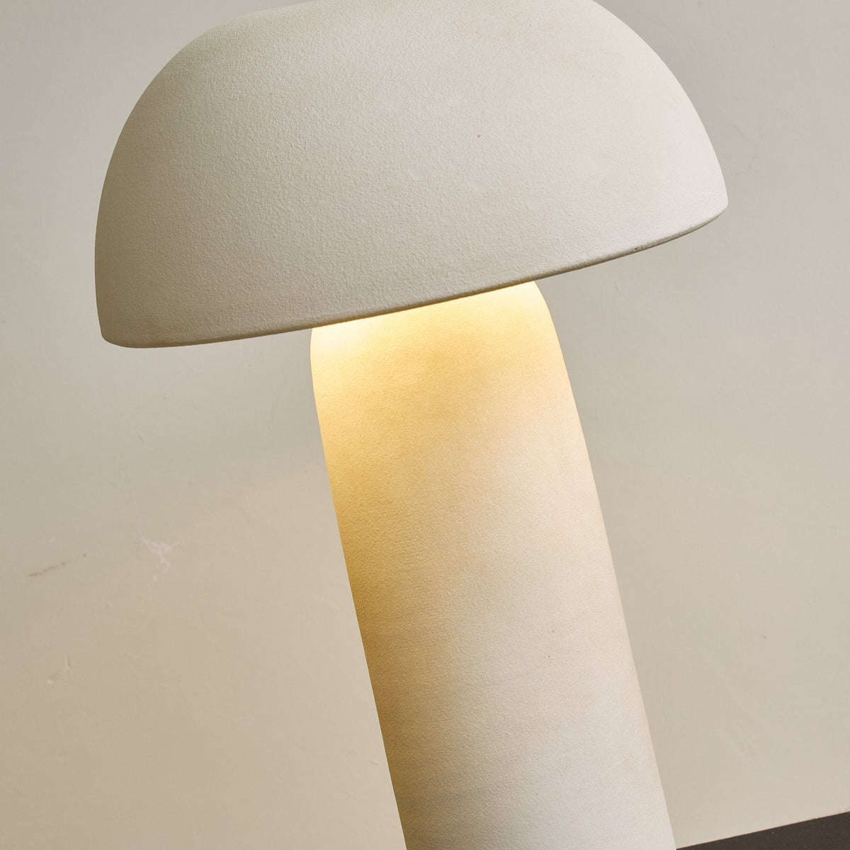 Brolen minimalistisk bordslampa i keramik