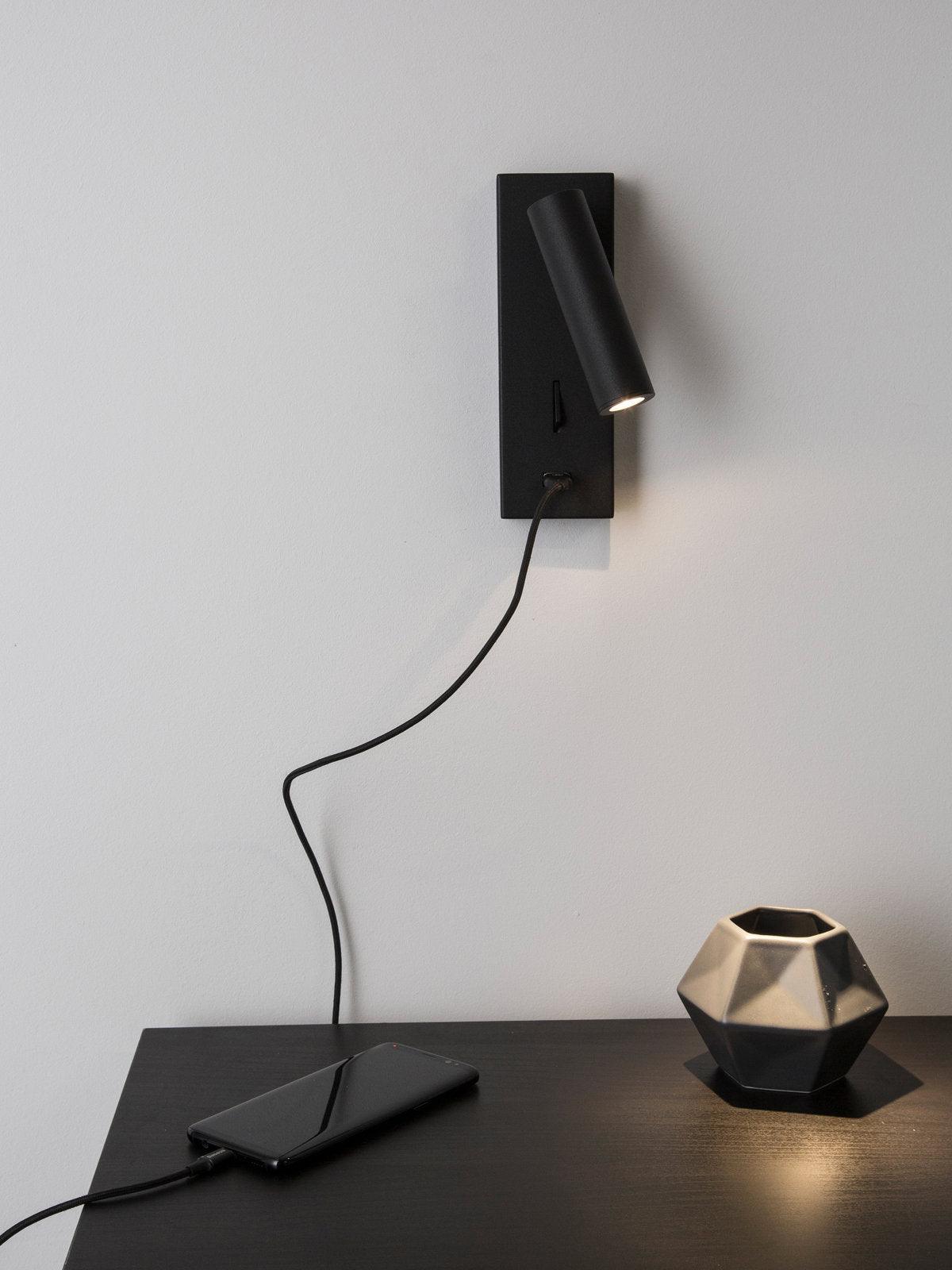 Sothis-moderni minimalistinen musta USB-seinävalaisin vuoteen viereen