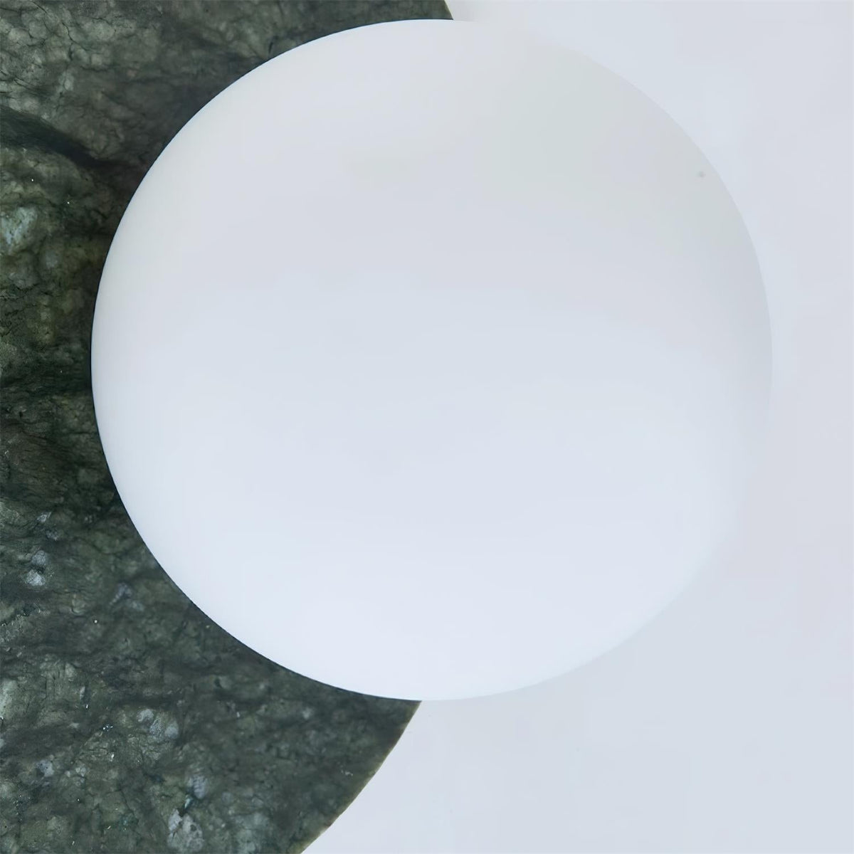 Enox minimalistisk globusvæglampe i marmor