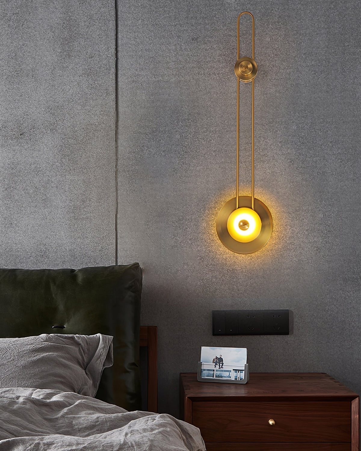 Eiroraria vägglampa med skulptural geometri i alabaster