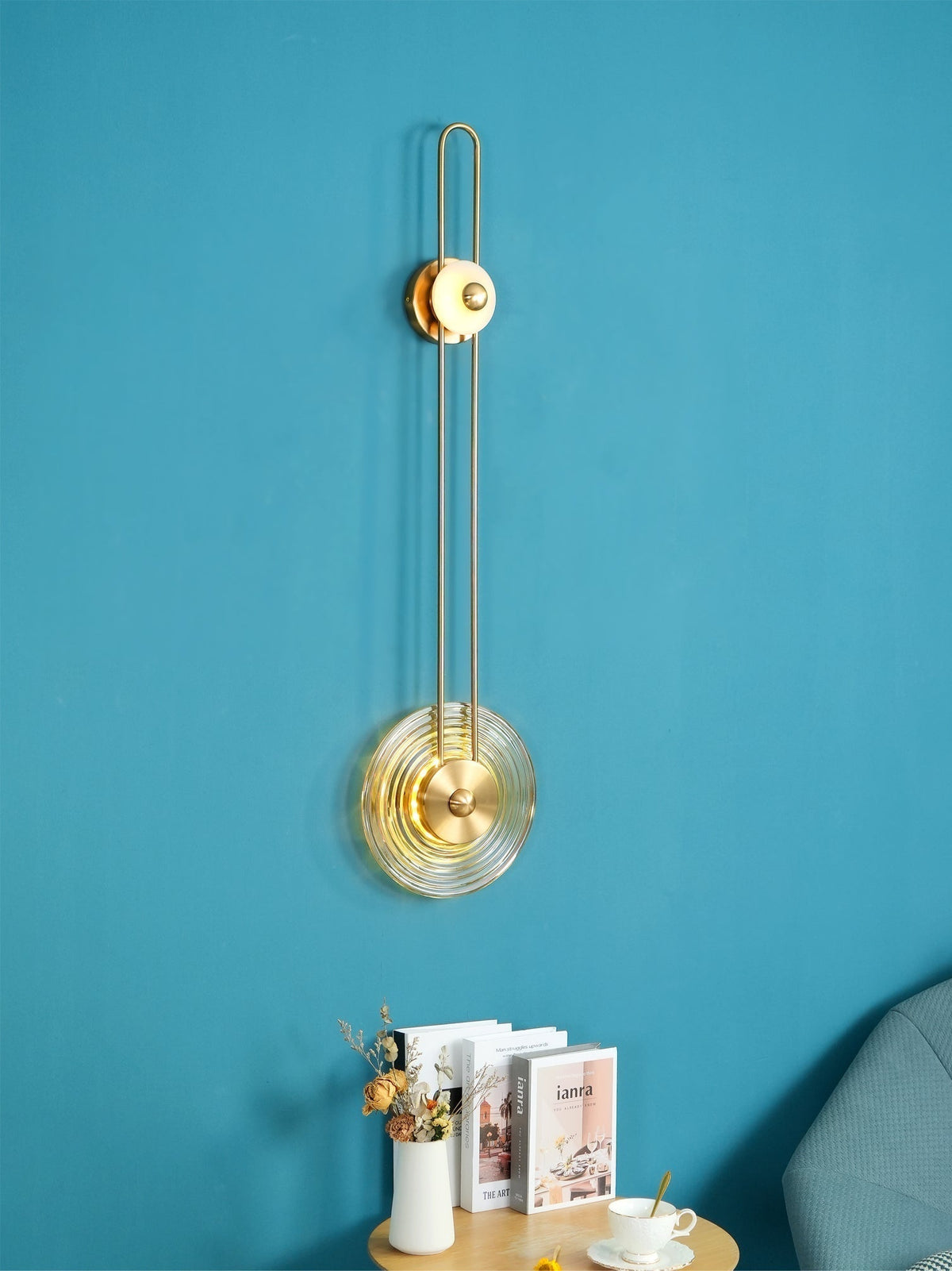 Eiroraria vägglampa med skulptural geometri i alabaster