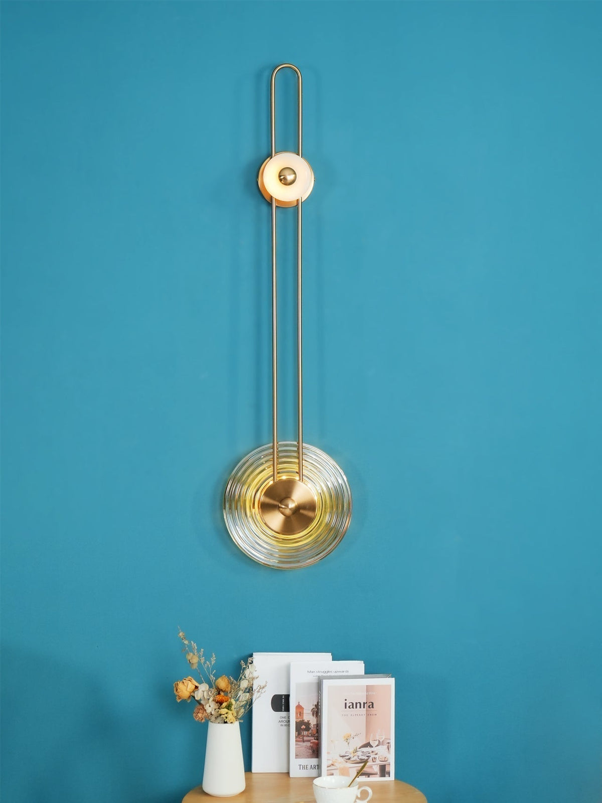 Eiroraria vägglampa med skulptural geometri i alabaster
