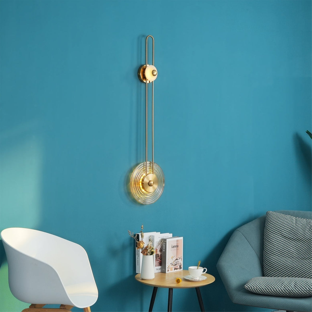 Eiroraria vägglampa med skulptural geometri i alabaster