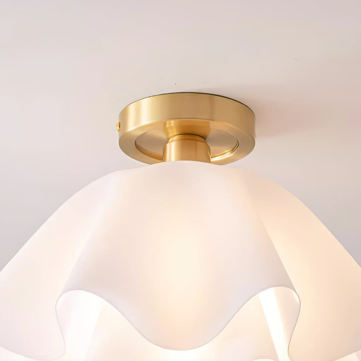 Menro-loftslampe formet som en blomst