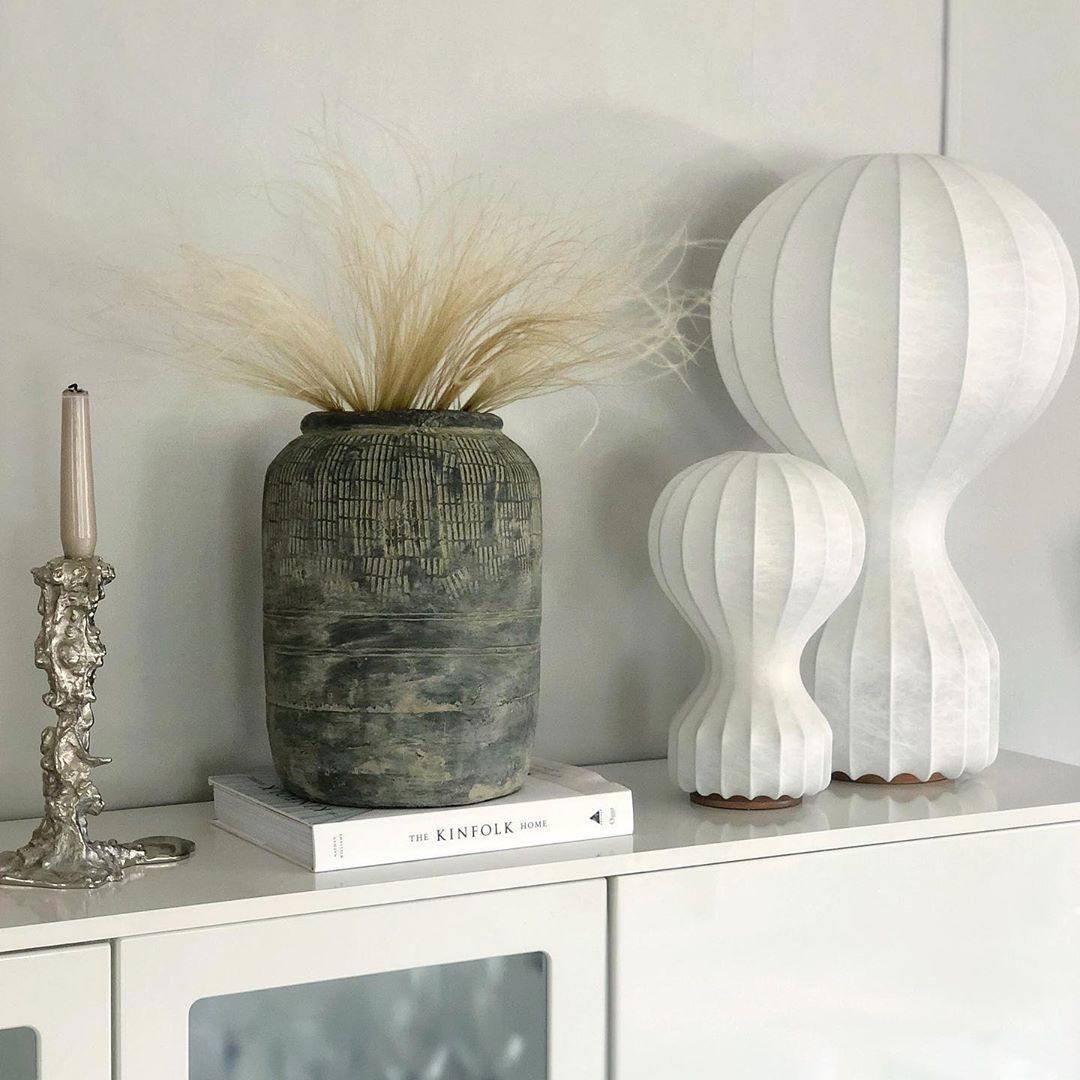 Lirove skulptural bordslampa i stål