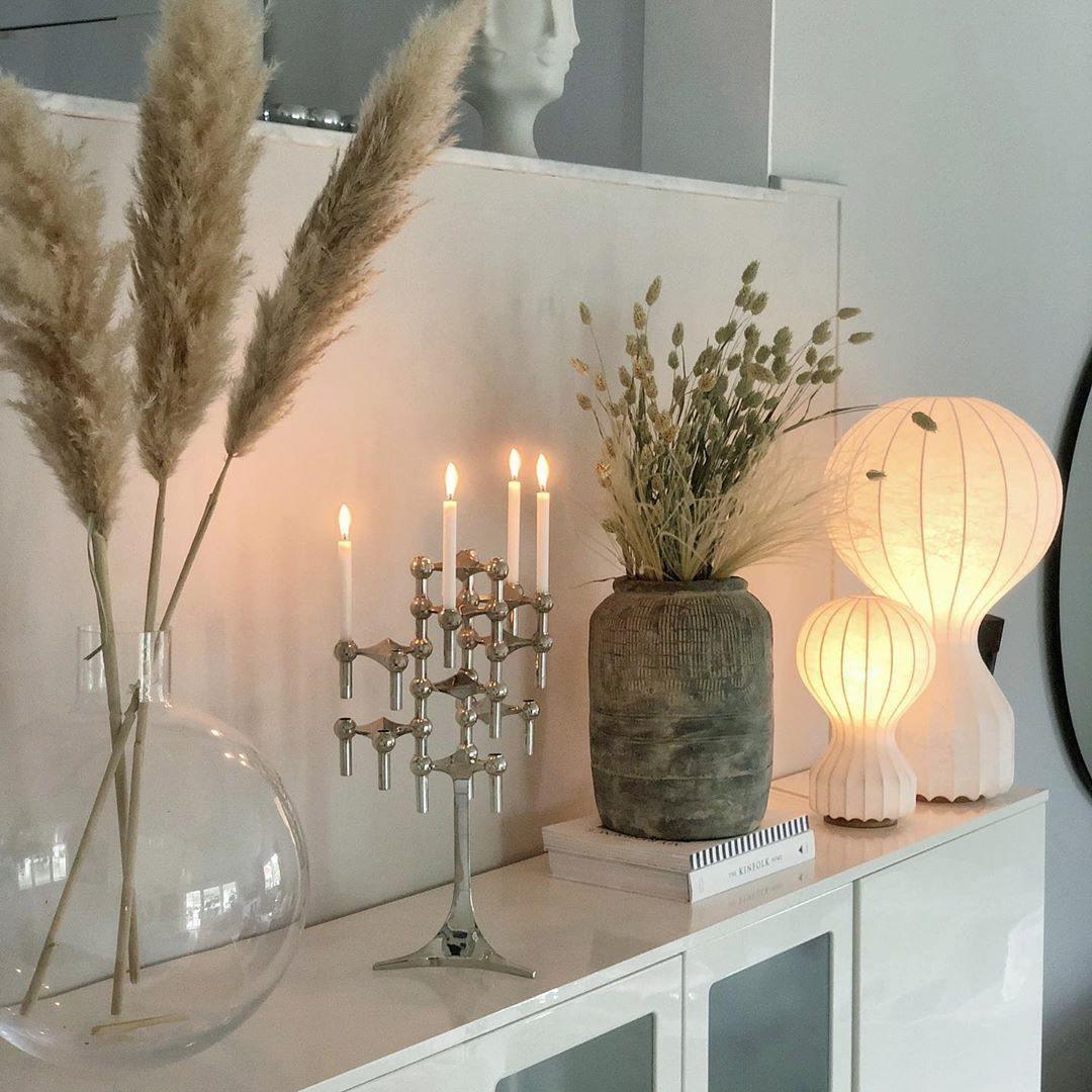 Lirove skulptural bordslampa i stål