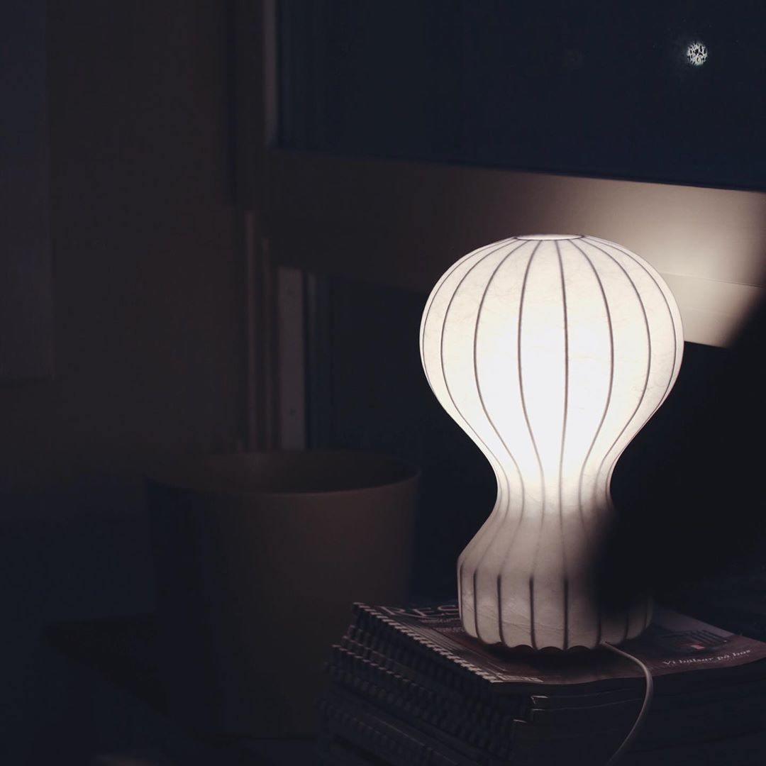 Lirove skulptural bordslampa i stål