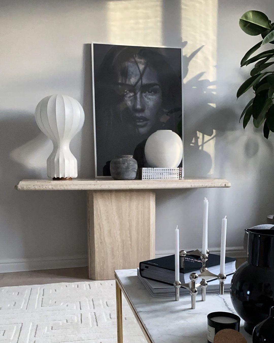 Lirove skulptural bordslampa i stål