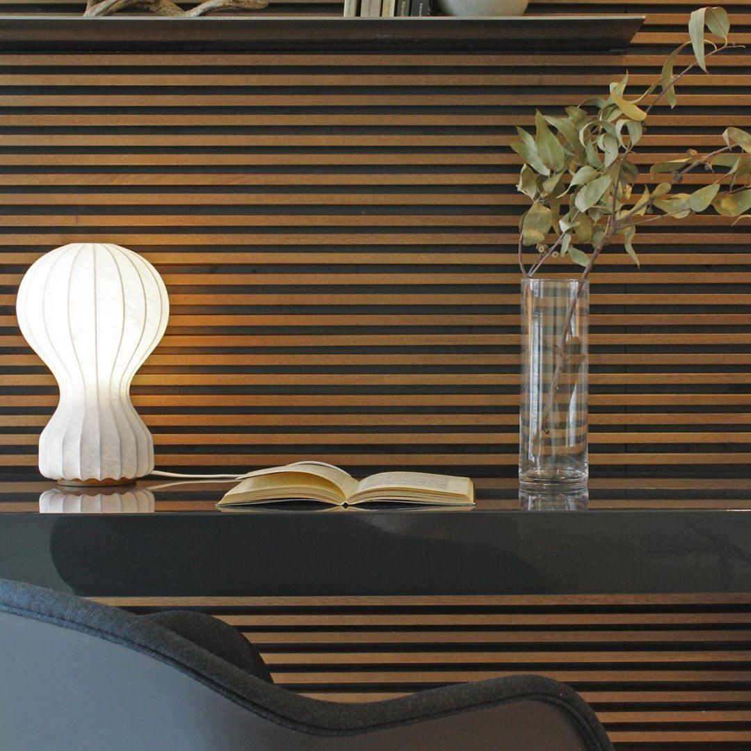 Lirove skulptural bordslampa i stål