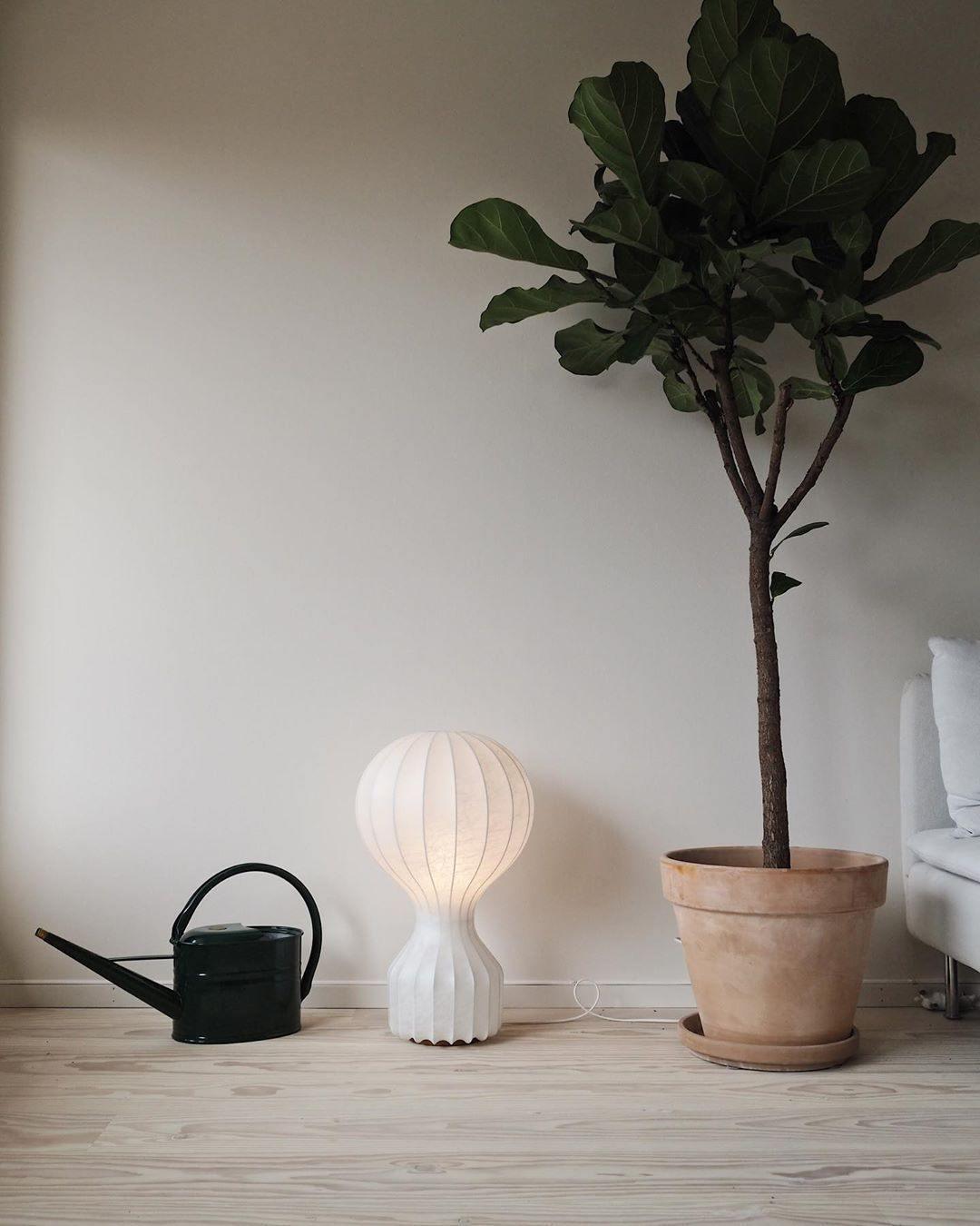 Lirove skulptural bordslampa i stål