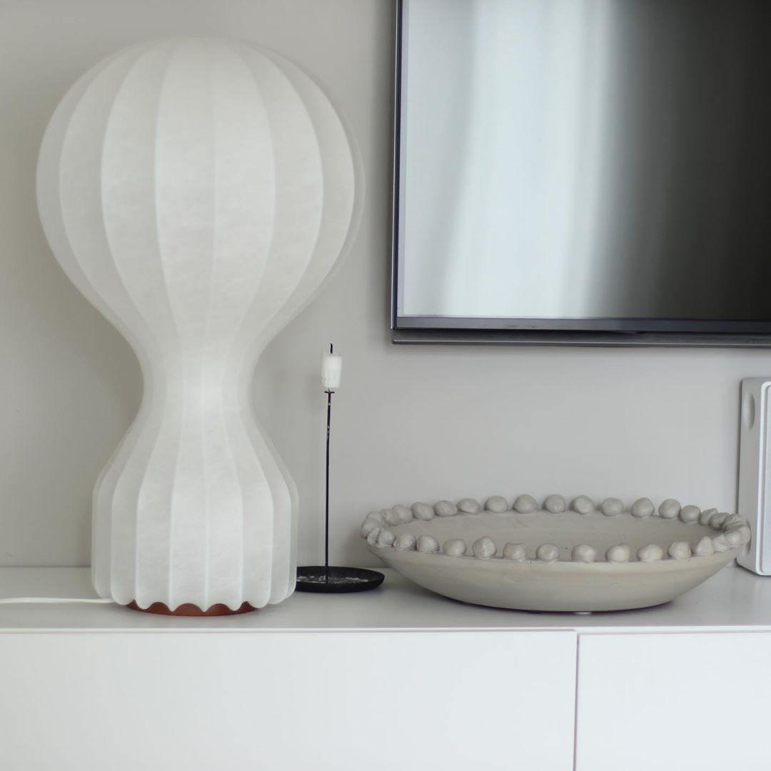 Lirove skulptural bordslampa i stål