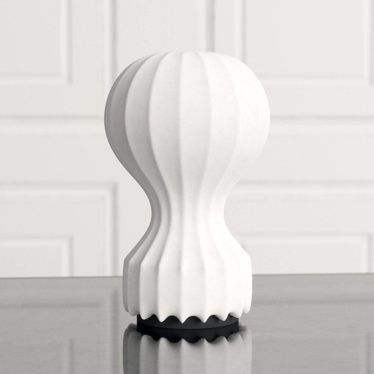 Lirove skulptural bordslampa i stål