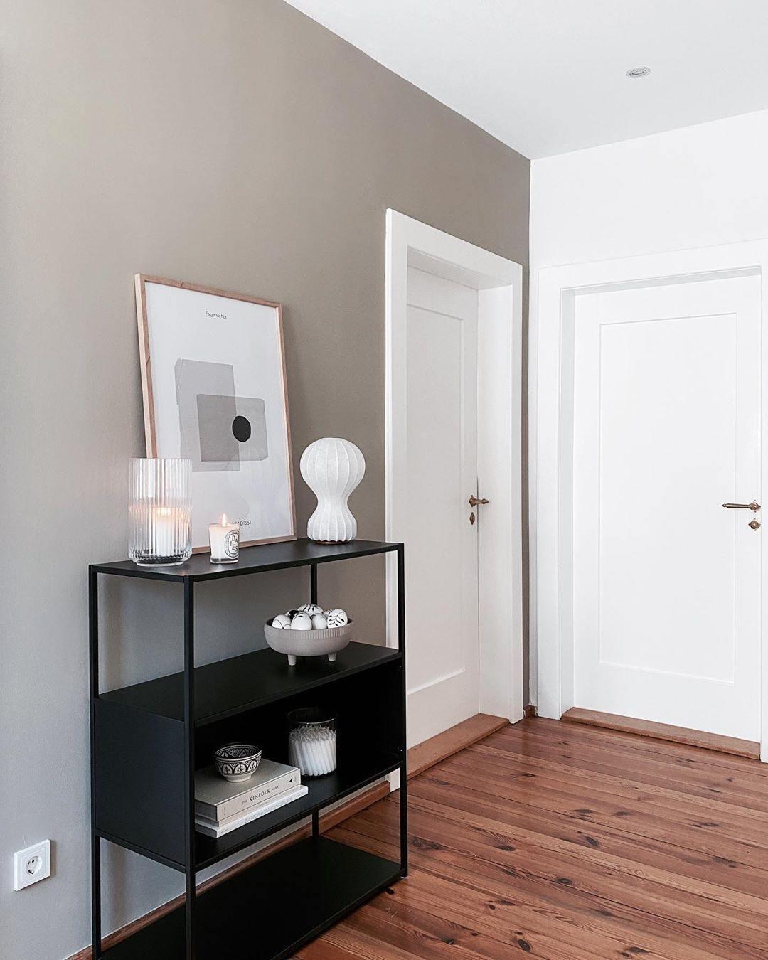 Lirove skulptural bordslampa i stål