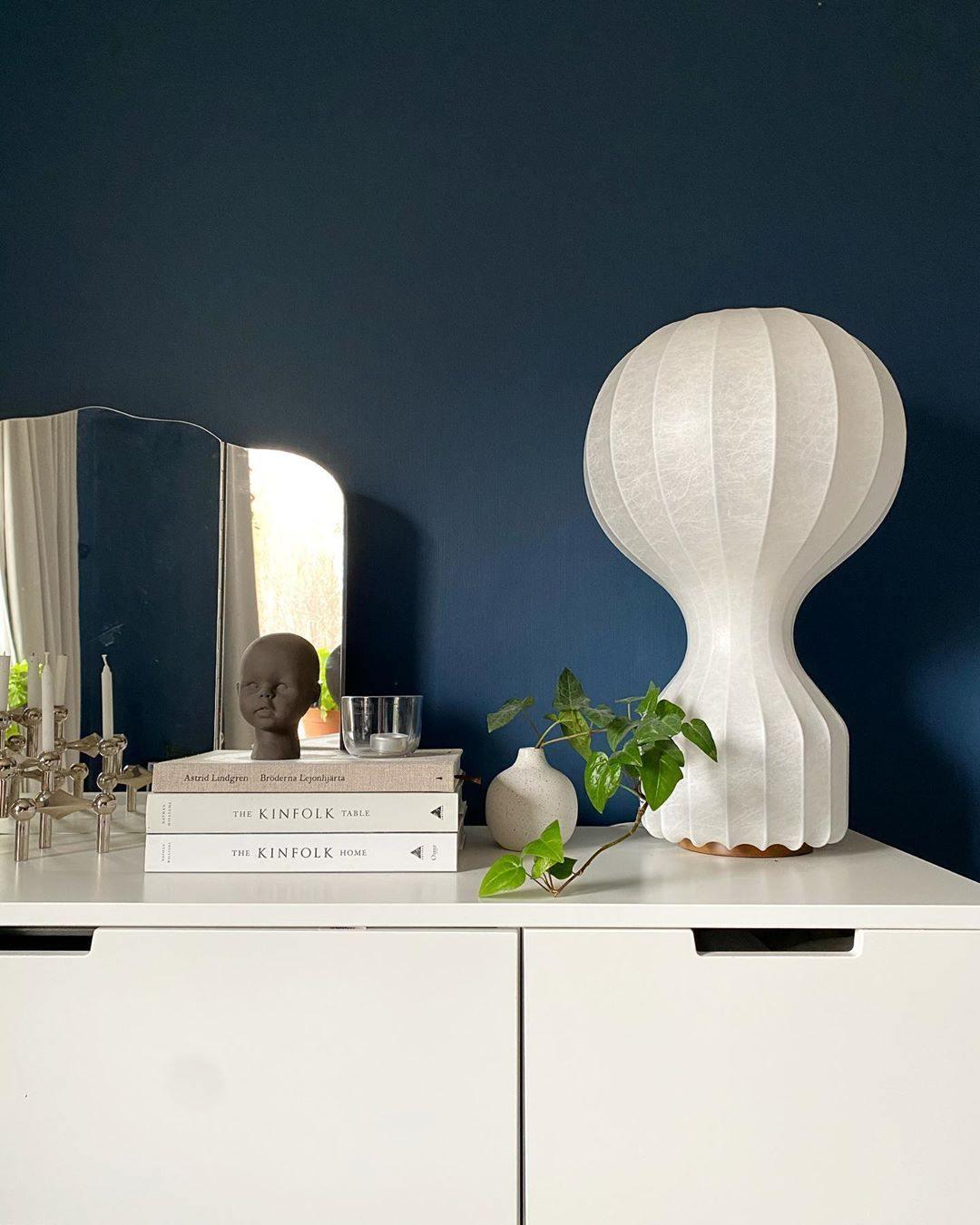 Lirove skulptural bordslampa i stål