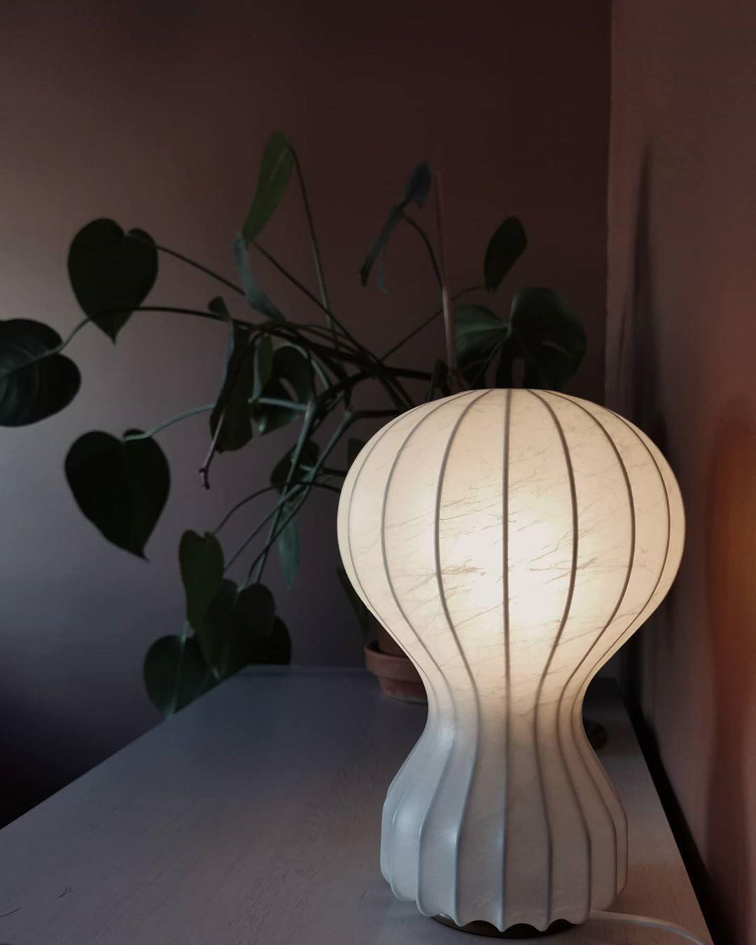 Lirove skulptural bordslampa i stål