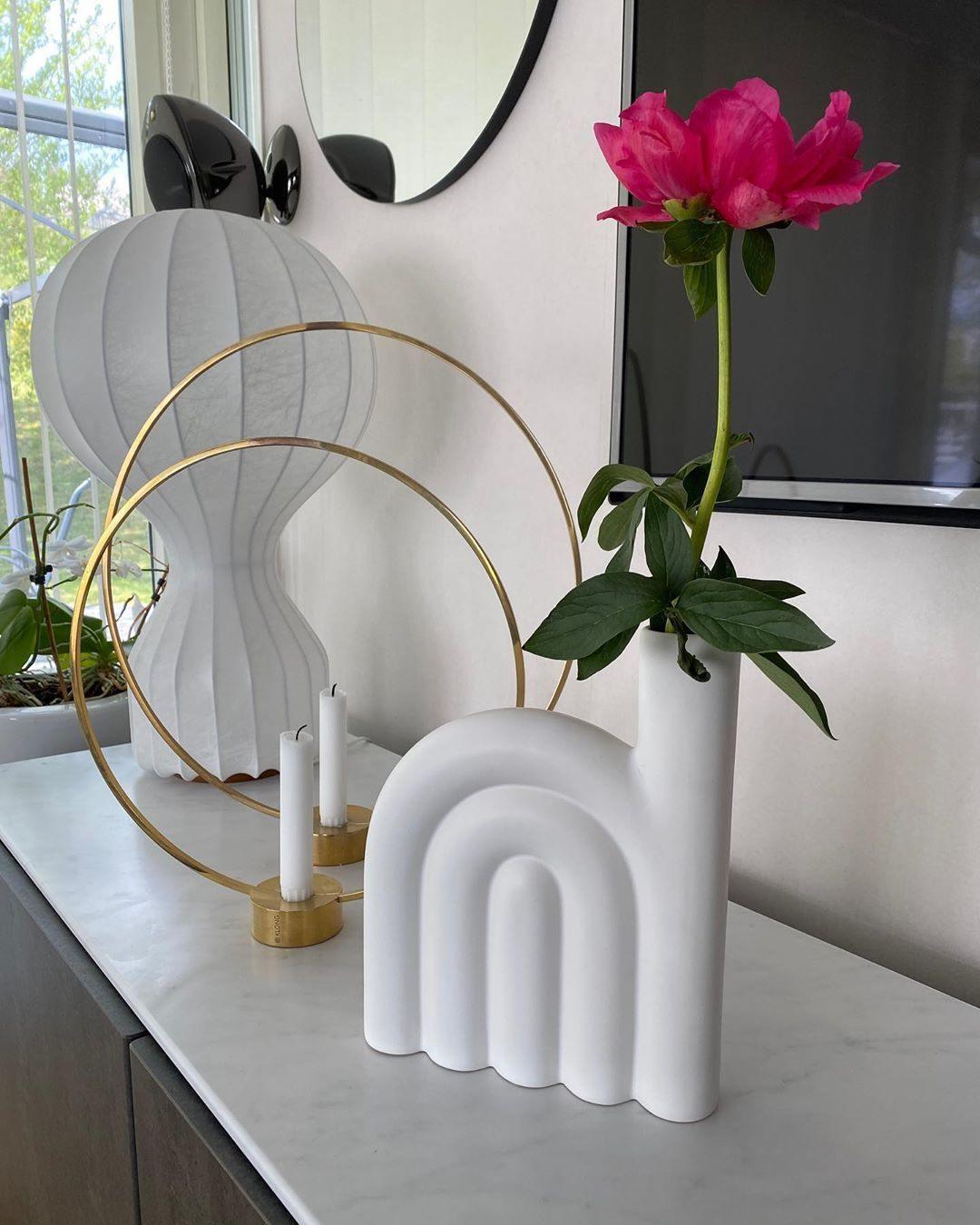 Lirove skulptural bordslampa i stål