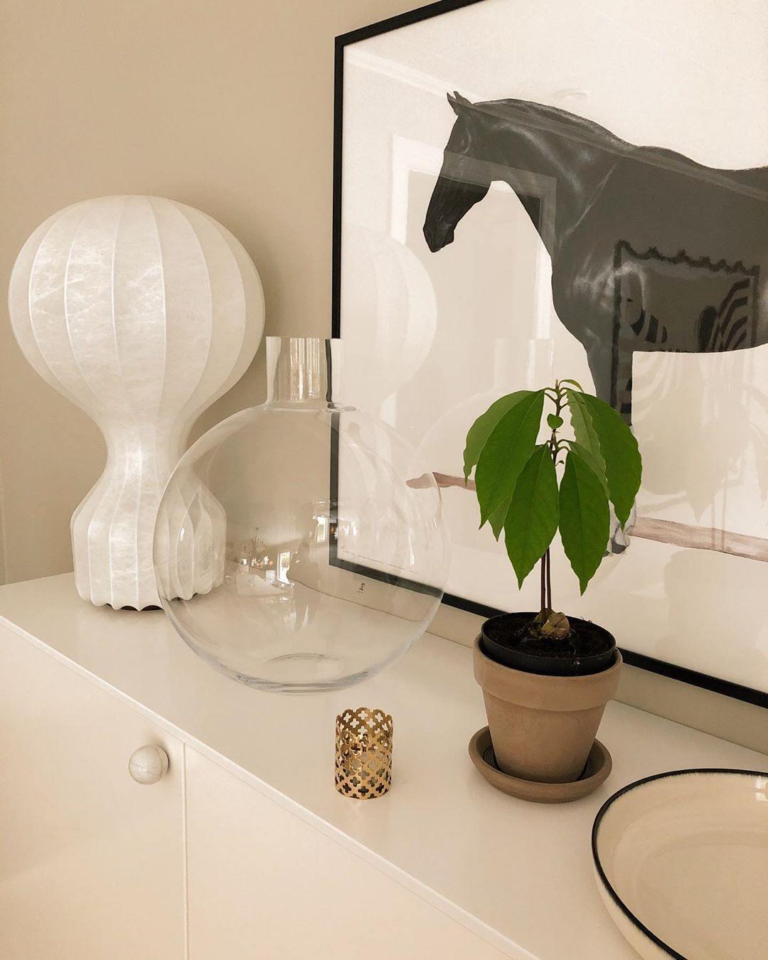 Lirove skulptural bordslampa i stål