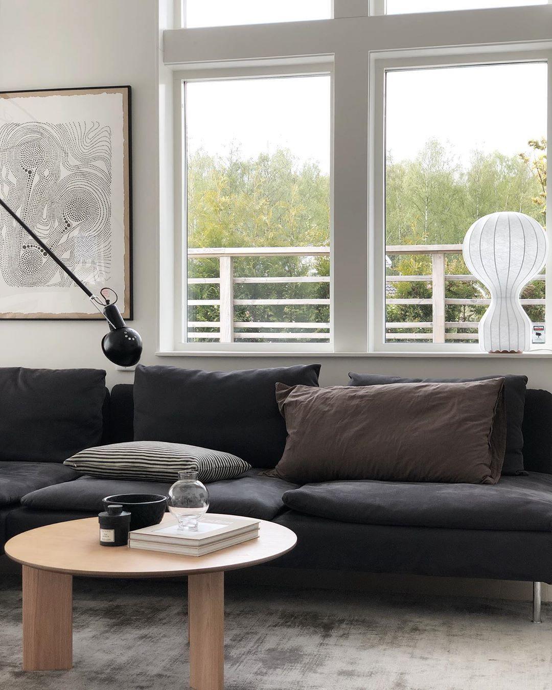 Lirove skulptural bordslampa i stål