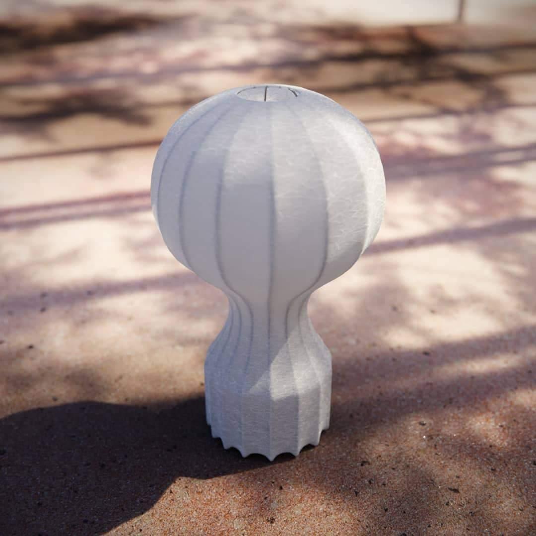 Lirove skulptural bordslampa i stål