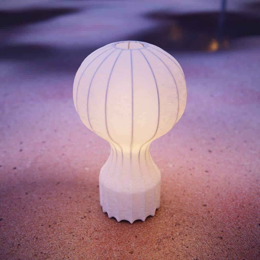 Lirove skulptural bordslampa i stål