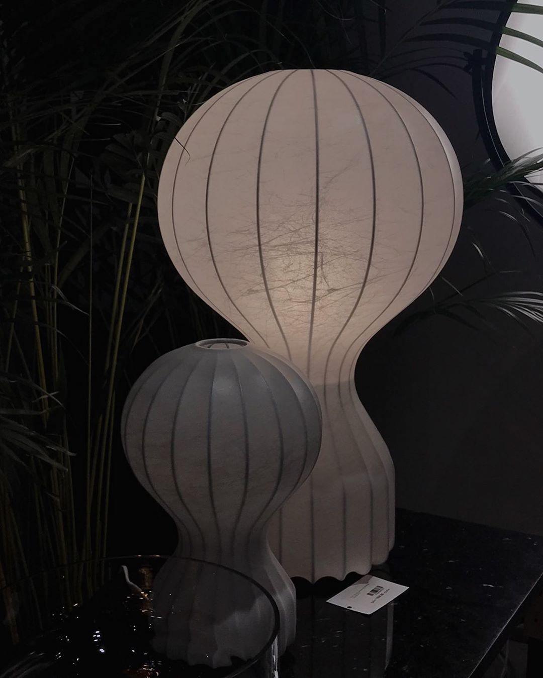 Lirove skulptural bordslampa i stål