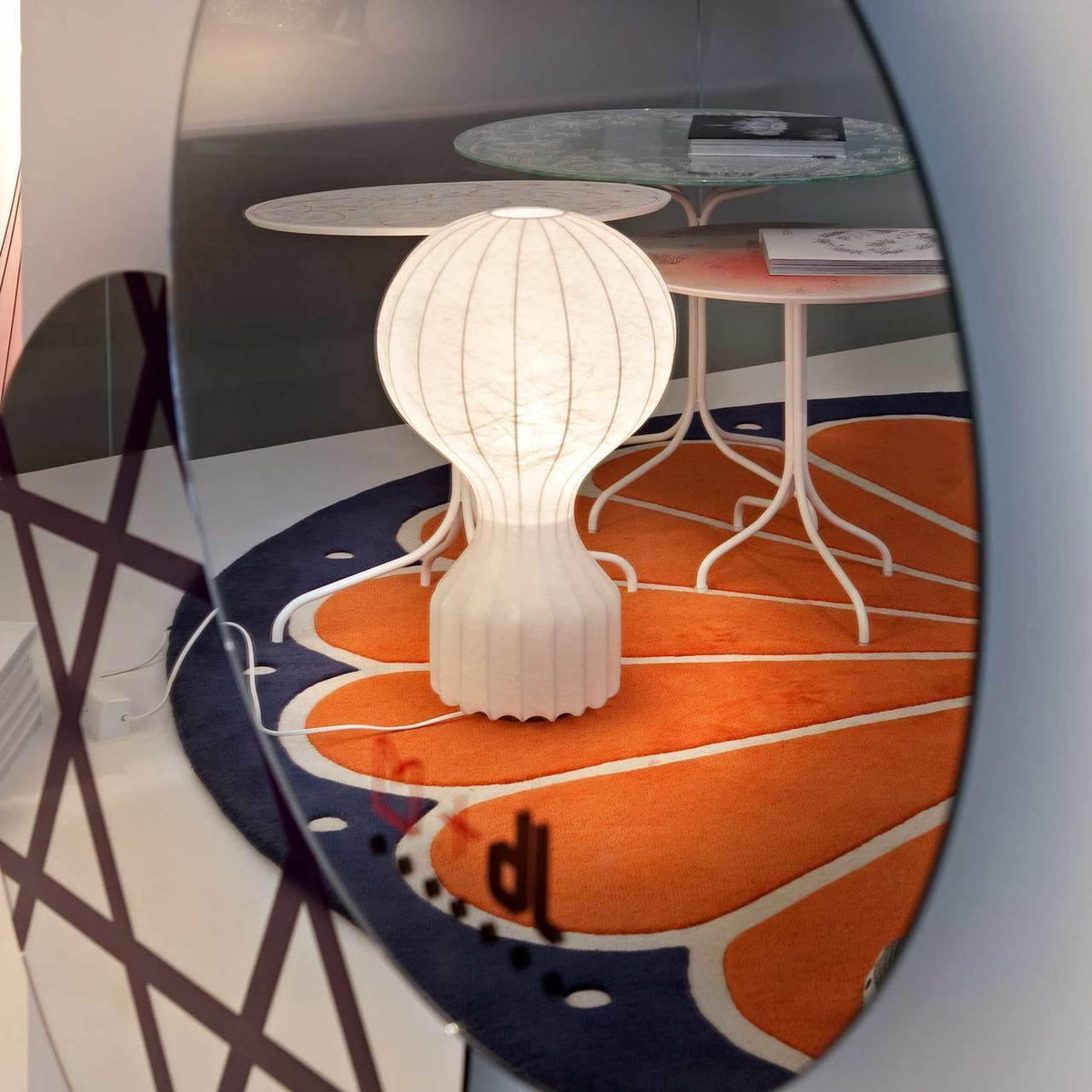 Lirove skulptural bordslampa i stål