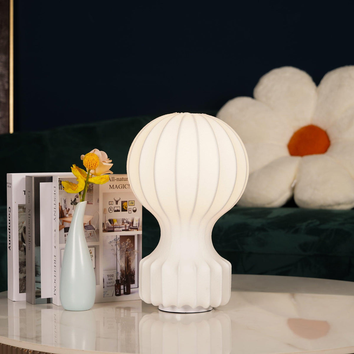 Lirove skulptural bordslampa i stål