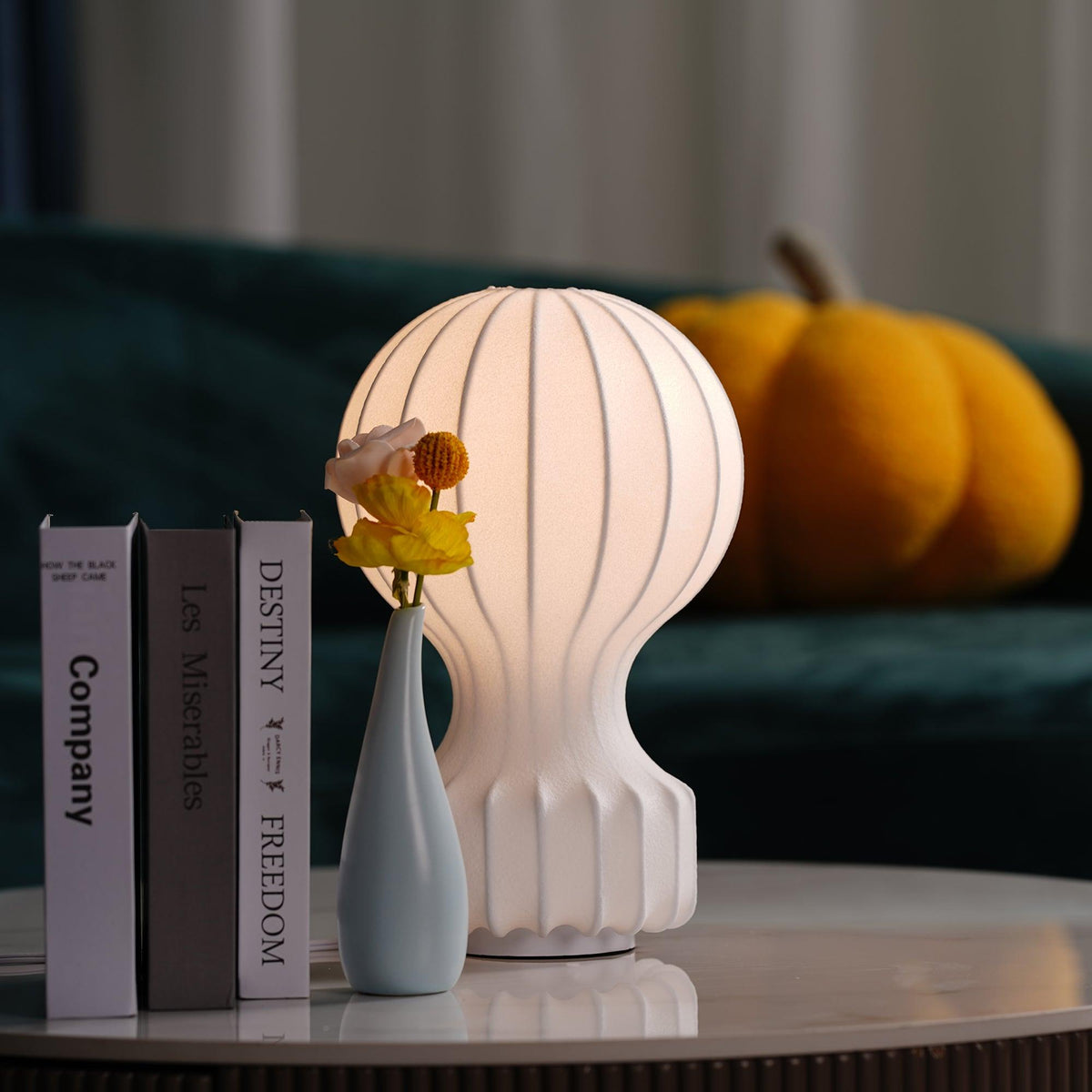 Lirove skulptural bordslampa i stål