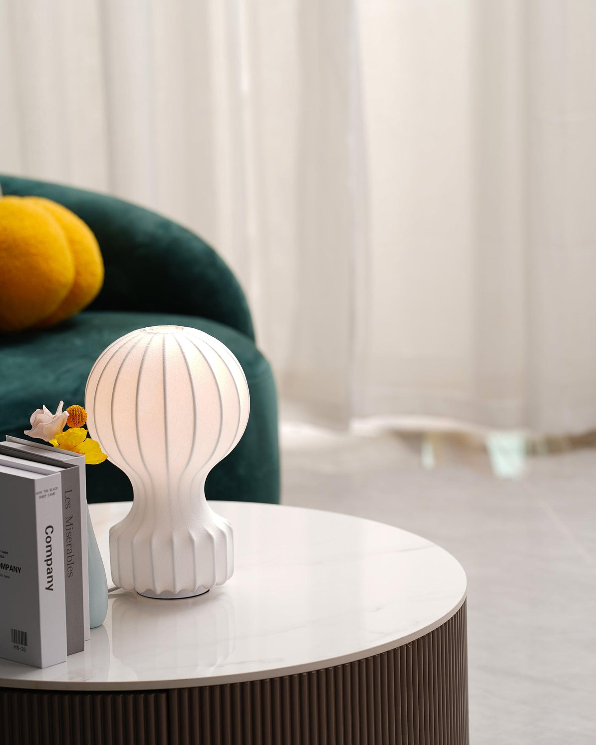 Lirove skulptural bordslampa i stål