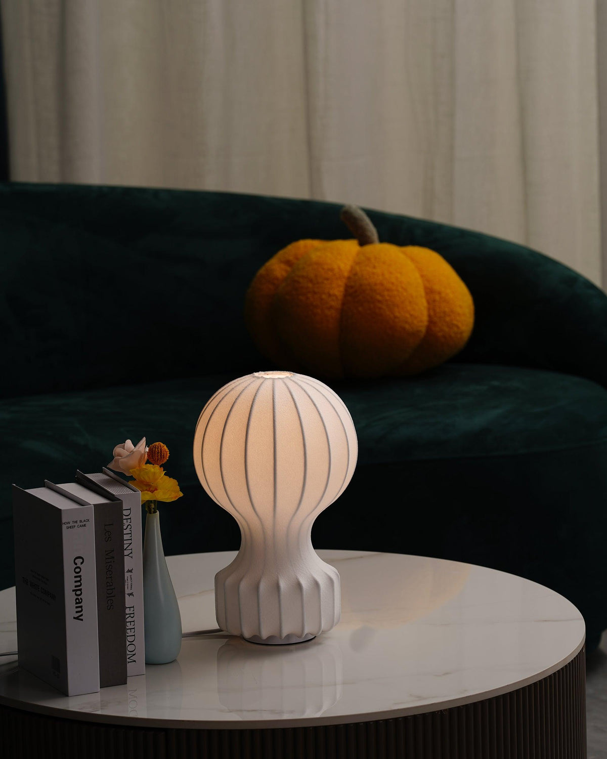 Lirove skulptural bordslampa i stål
