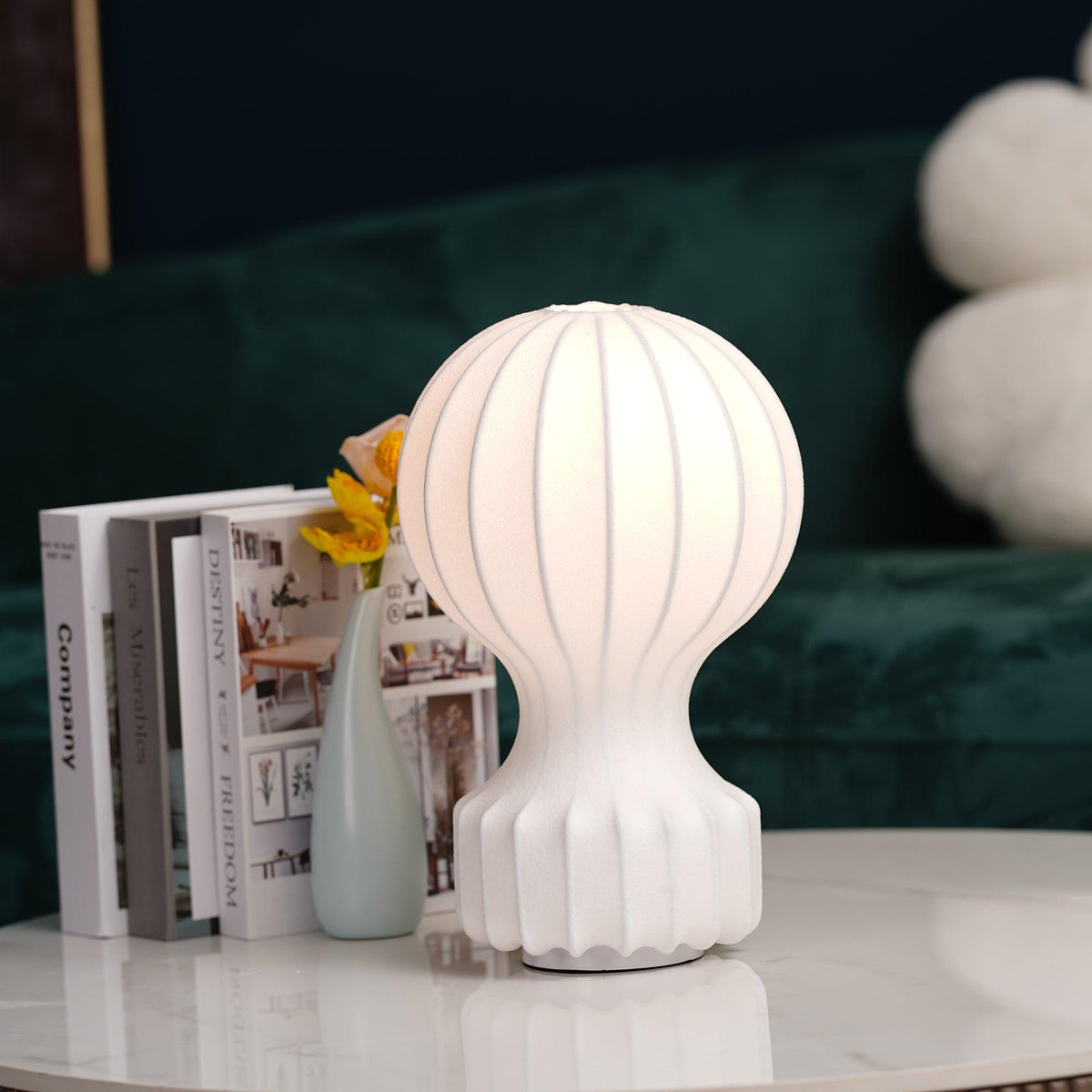 Lirove skulptural bordslampa i stål