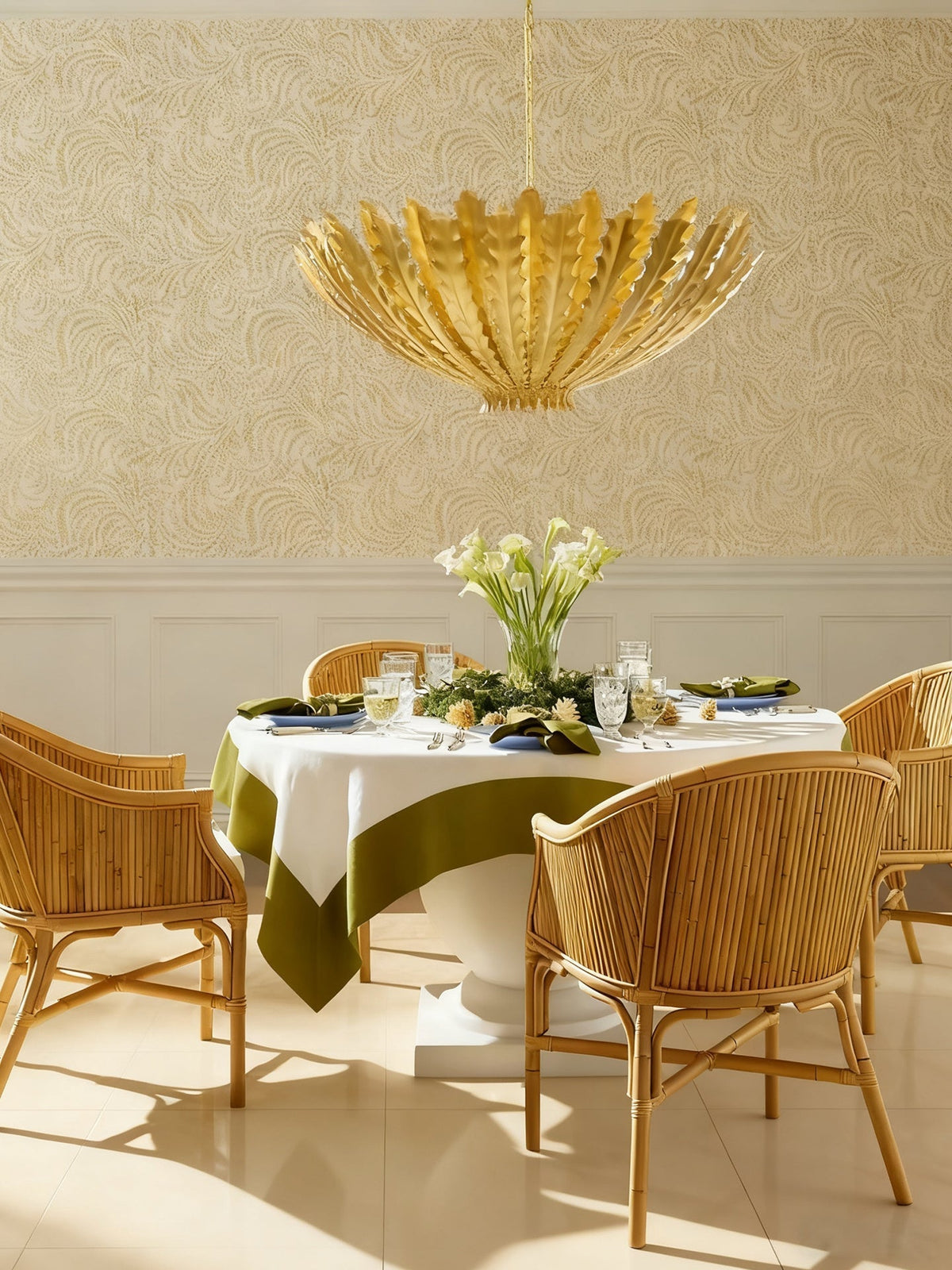 Candeeiro de lustre luxuoso Lumuira com acabamento dourado e folhas de acanto