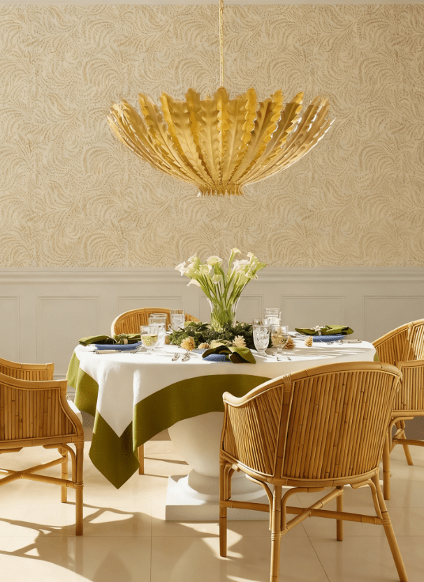 Candeeiro de lustre luxuoso Lumuira com acabamento dourado e folhas de acanto